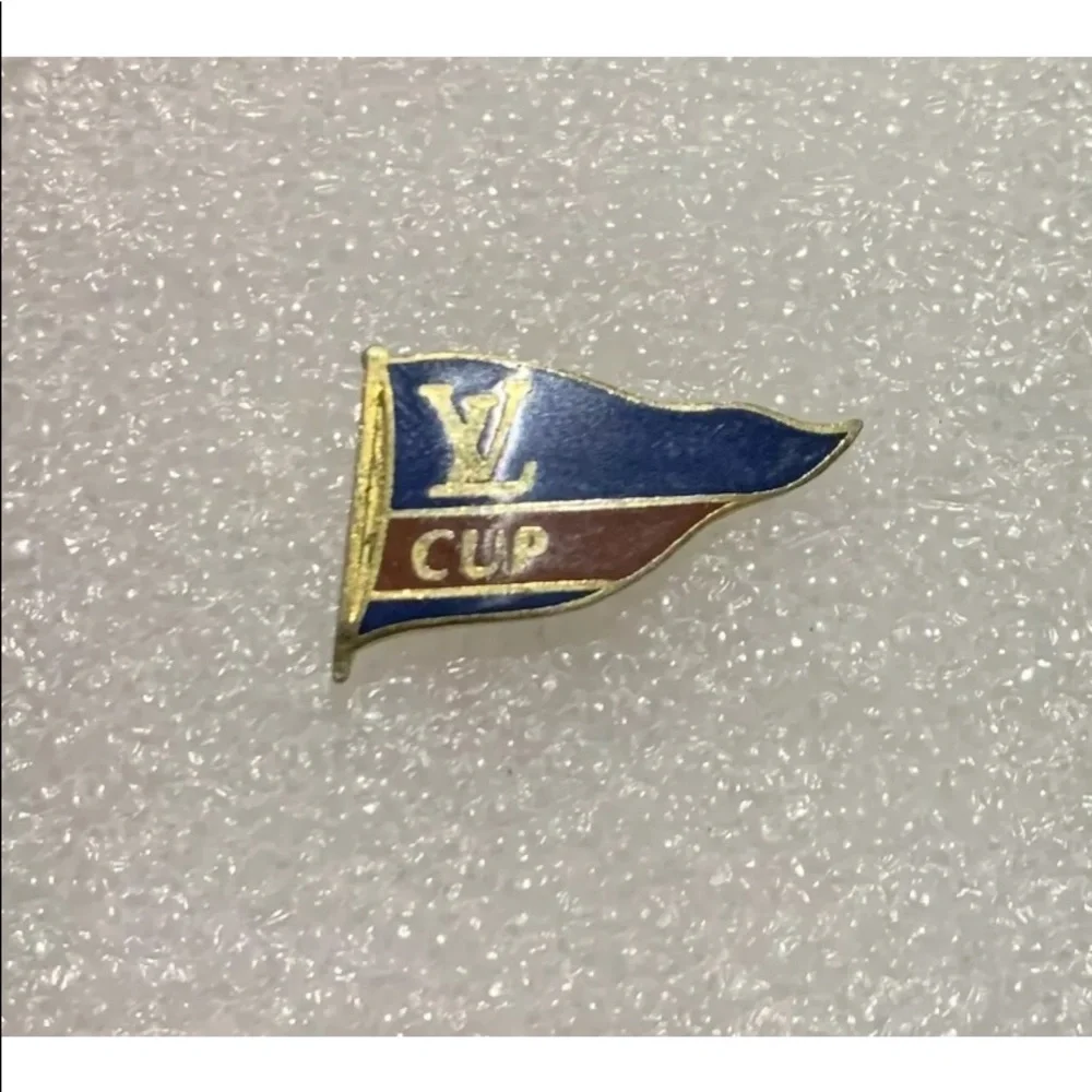 PIN PIN’S BADGE. LOUIS VUITTON AMERICA’S CUP YACHTING. LIMITED EDIT. COLLECTION.